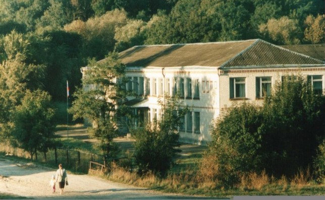 Современное здание школы. Построено в 1974 году.